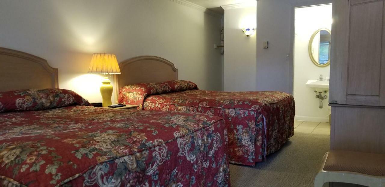 The Tallwood Motel Уелс Екстериор снимка